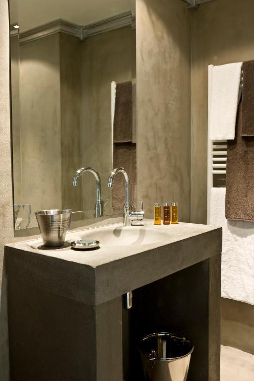 Double Room with Shower with City View,707478454:JPEG